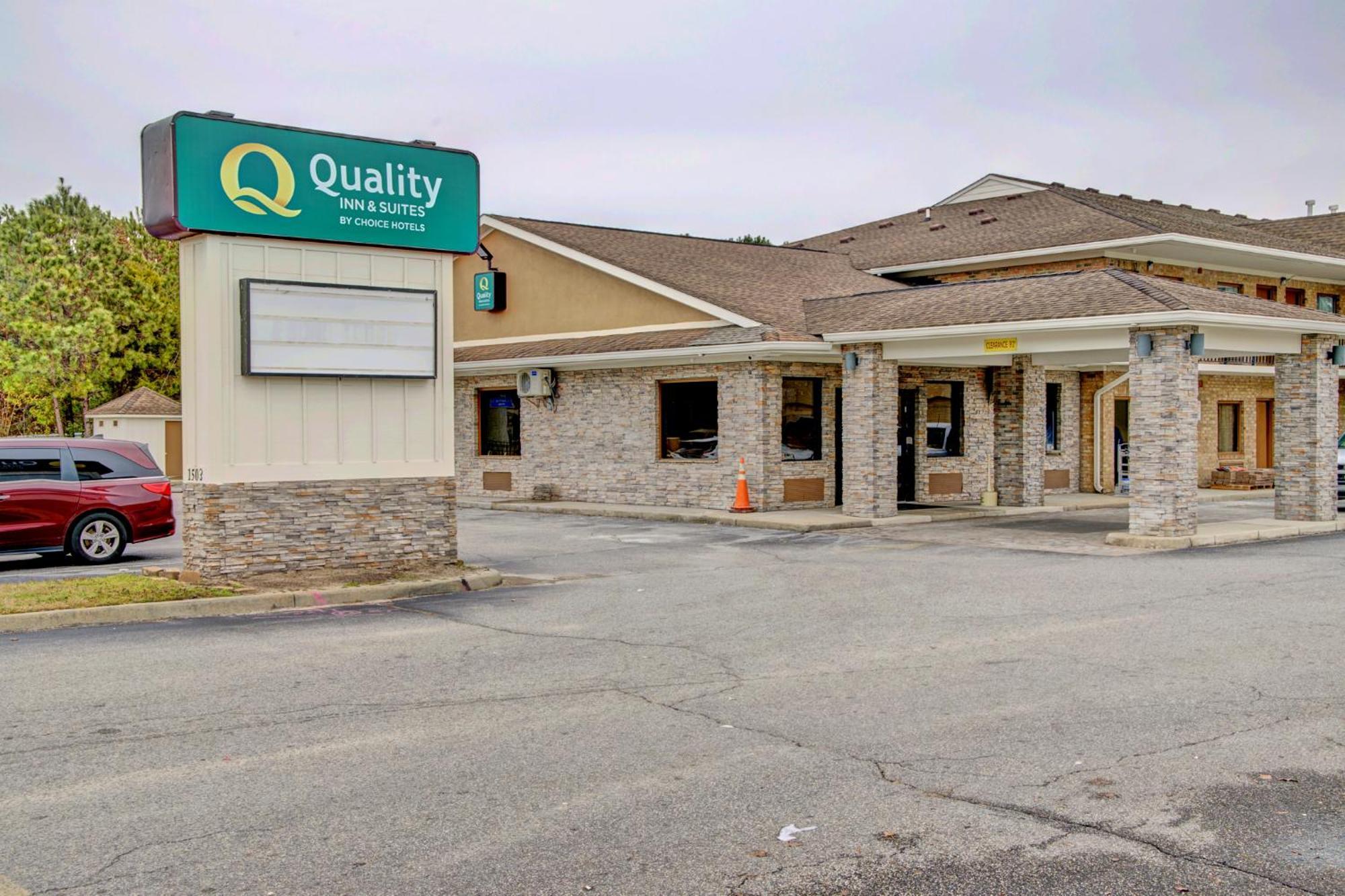 Quality Inn & Suites Suffolk Buitenkant foto